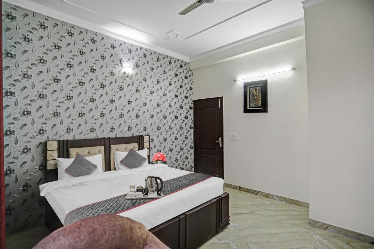 Townhouse The Premier View Near Iskcon Temple Noida Hotel Kültér fotó