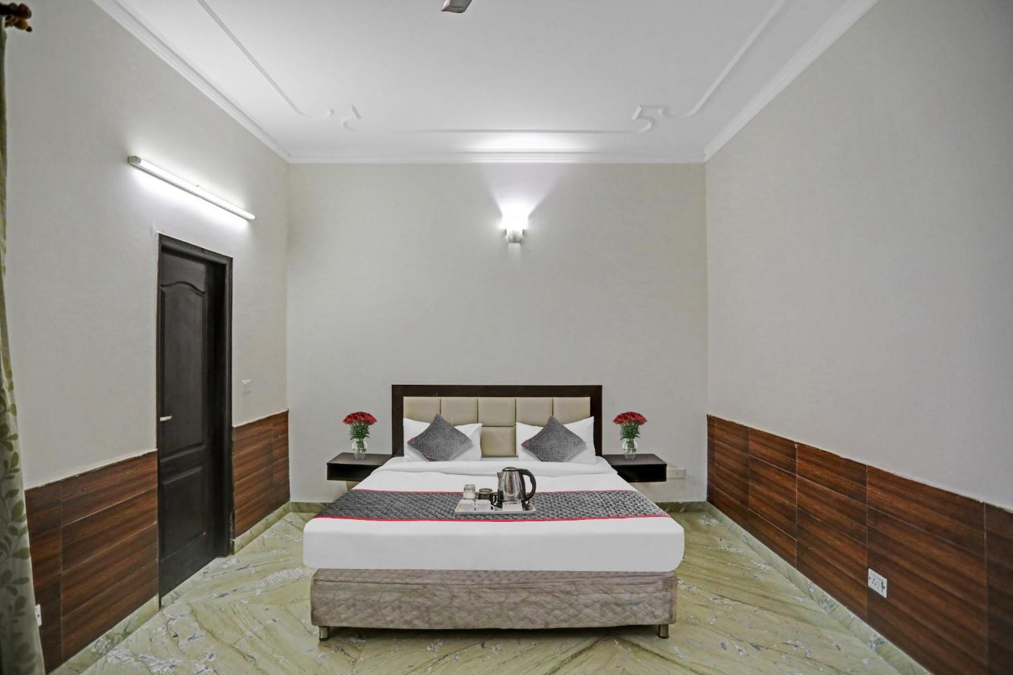 Townhouse The Premier View Near Iskcon Temple Noida Hotel Kültér fotó