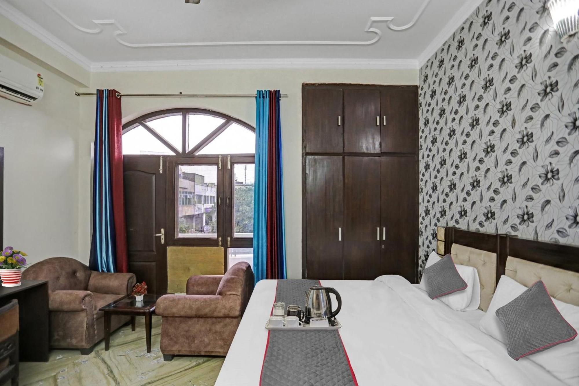 Townhouse The Premier View Near Iskcon Temple Noida Hotel Kültér fotó