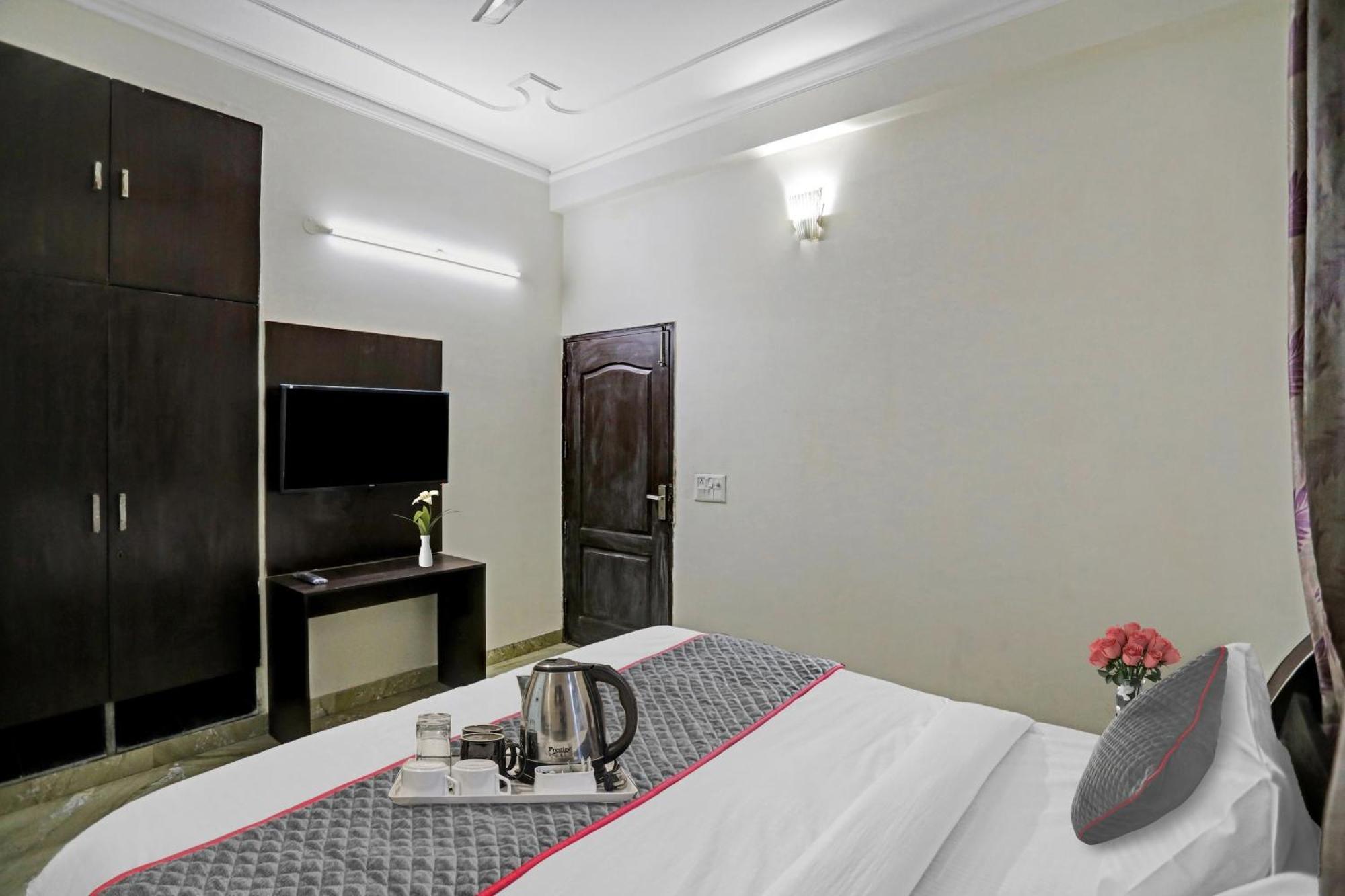 Townhouse The Premier View Near Iskcon Temple Noida Hotel Kültér fotó