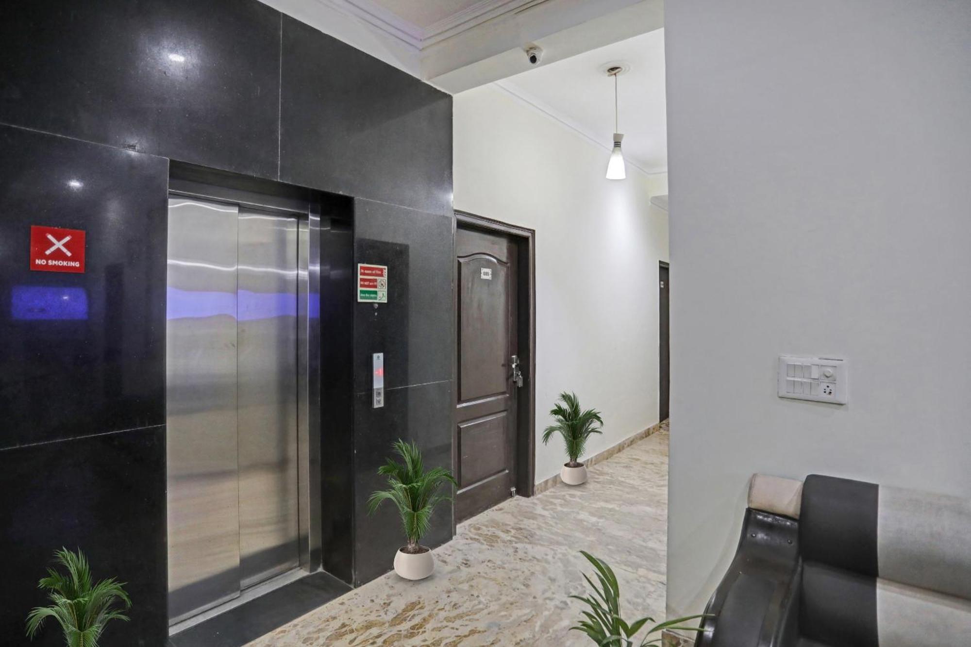 Townhouse The Premier View Near Iskcon Temple Noida Hotel Kültér fotó