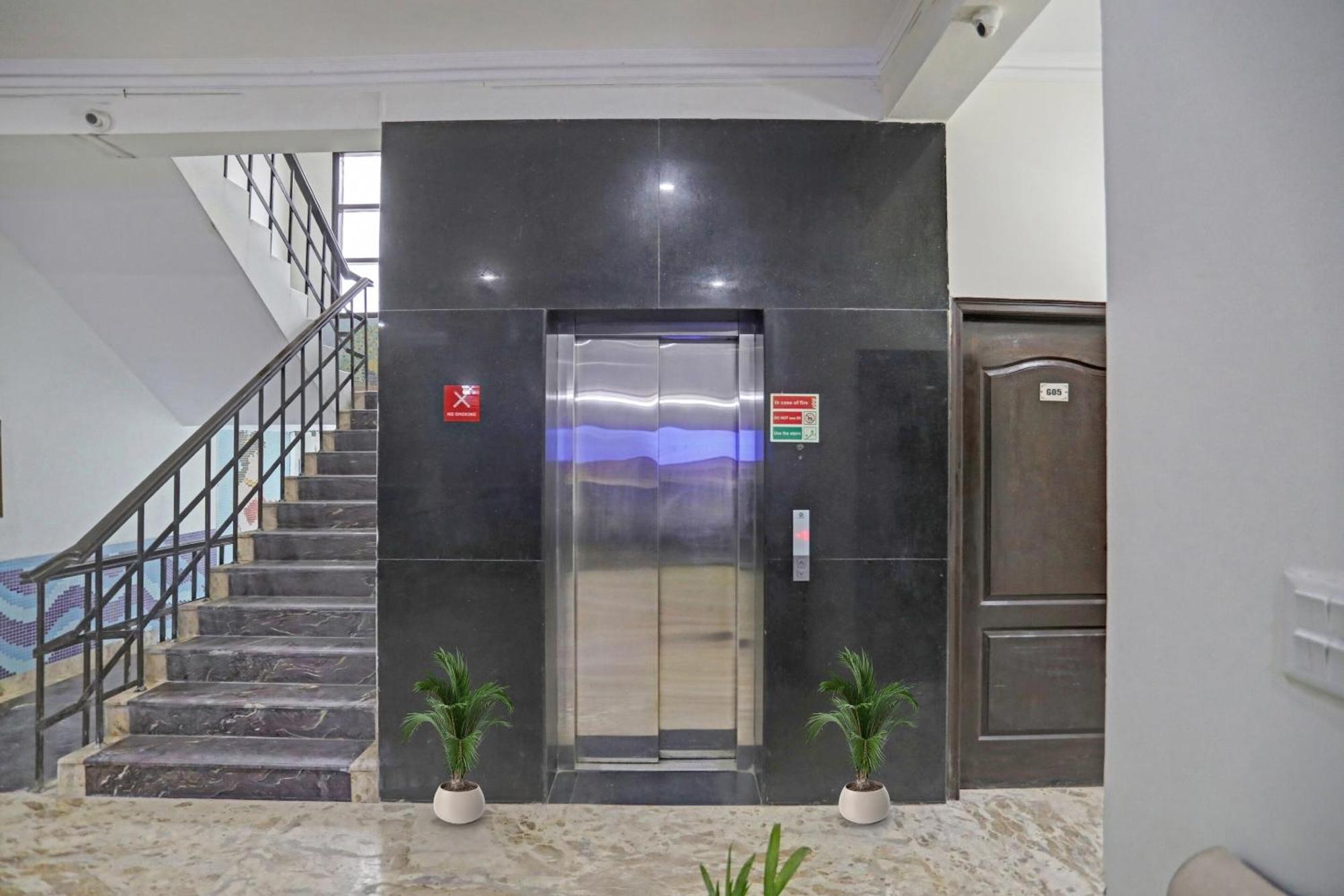 Townhouse The Premier View Near Iskcon Temple Noida Hotel Kültér fotó