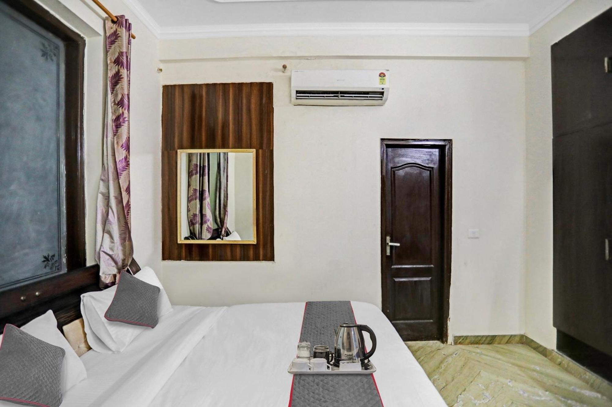 Townhouse The Premier View Near Iskcon Temple Noida Hotel Kültér fotó