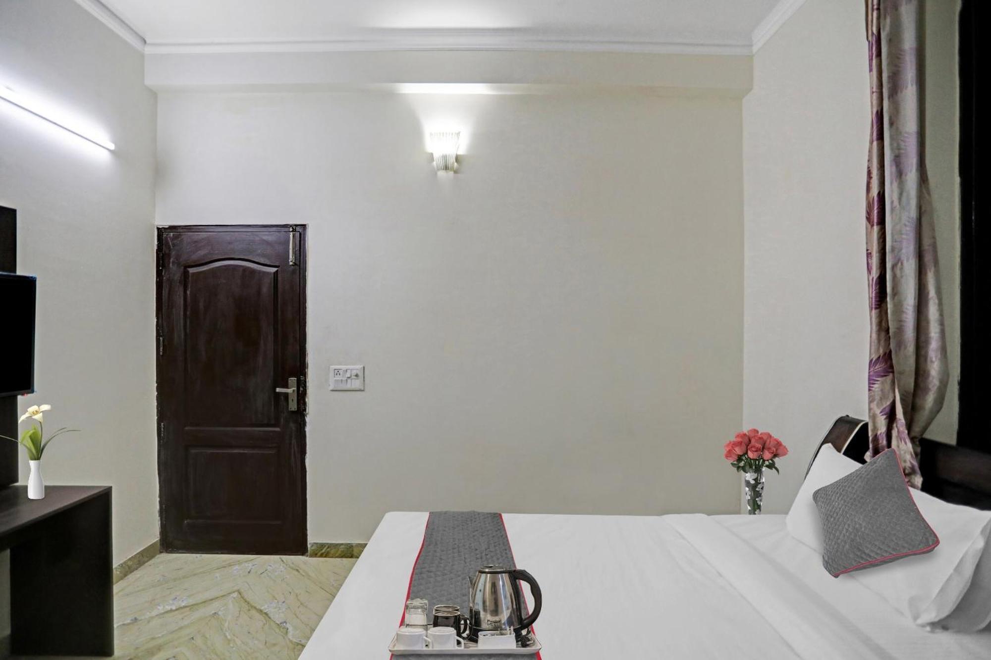 Townhouse The Premier View Near Iskcon Temple Noida Hotel Kültér fotó